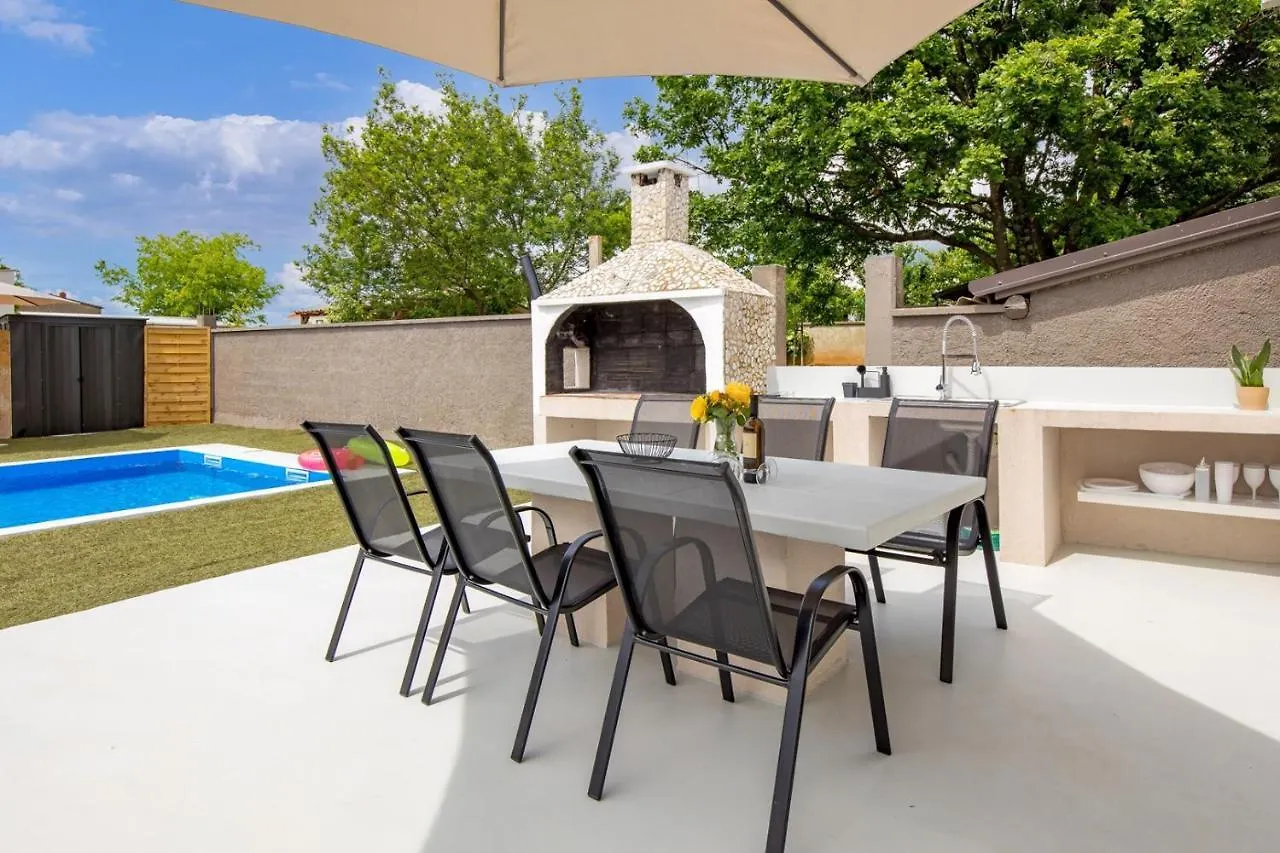 Villa Cosy Holiday Home Infinity With Pool And Bbq Loborika