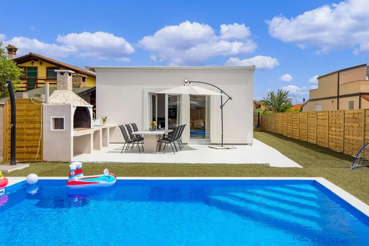 Cosy Holiday Home Infinity With Pool And Bbq Loborika Villa