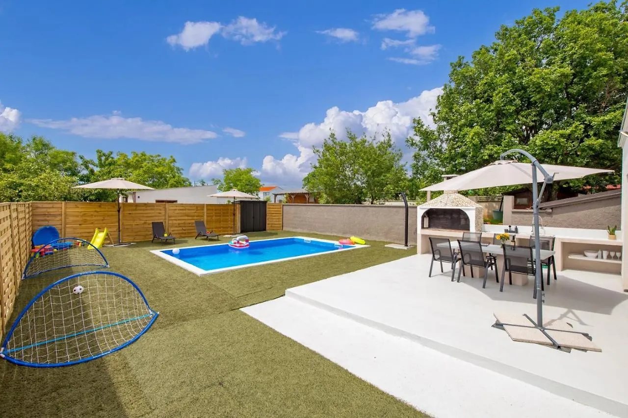 Cosy Holiday Home Infinity With Pool And Bbq Loborika