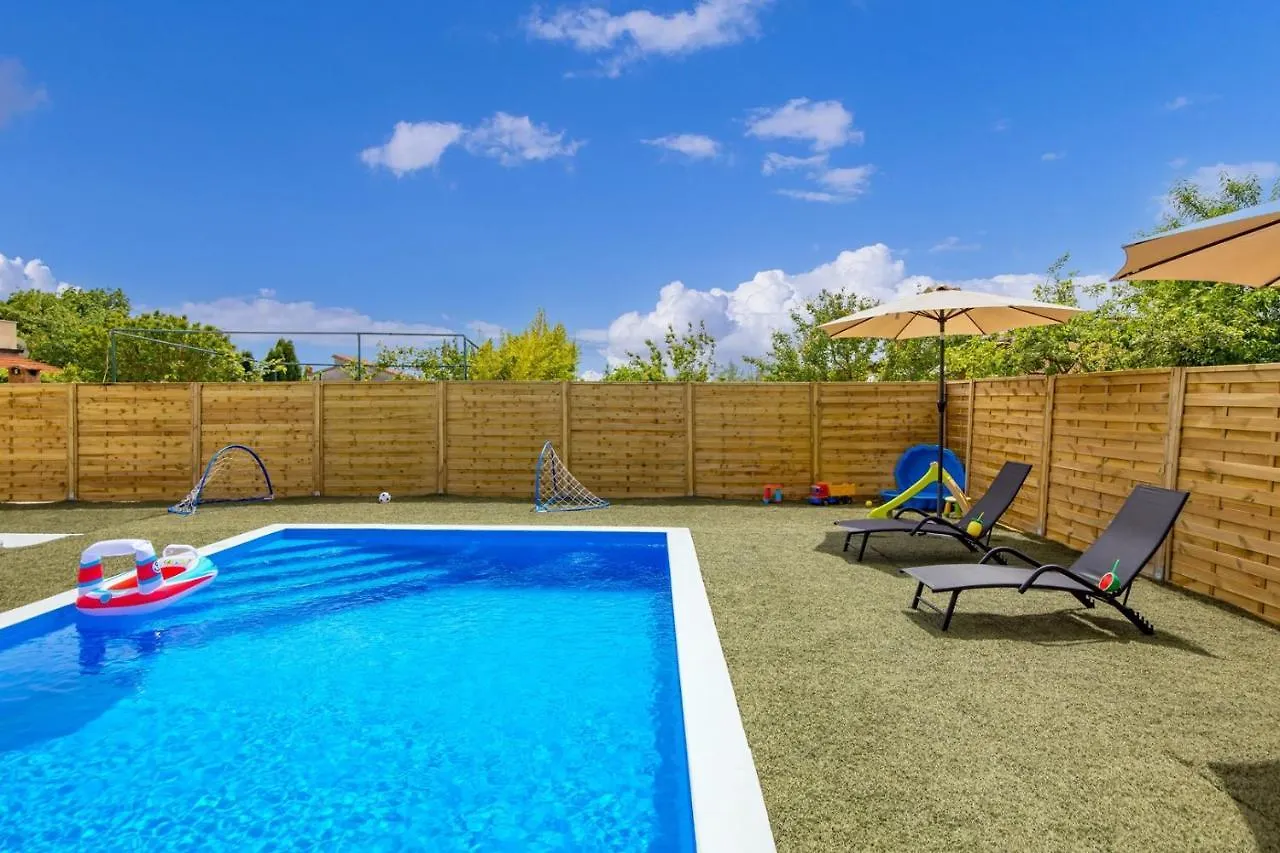 Villa Cosy Holiday Home Infinity With Pool And Bbq Loborika