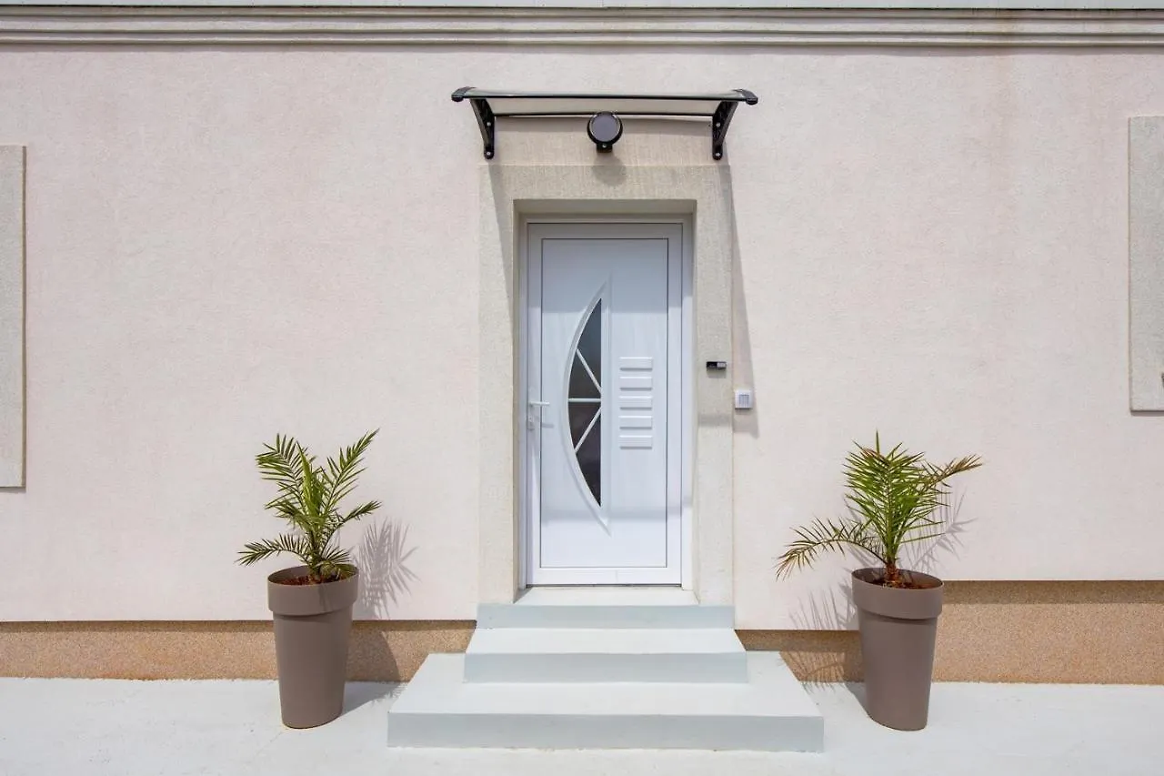 Villa Cosy Holiday Home Infinity With Pool And Bbq Loborika